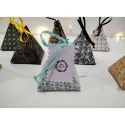 Pyramiden Geschenkbox Dreiecksbox aus Faltpapier  / Papier