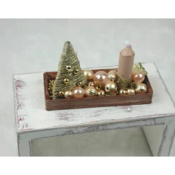 Rechteckige goldene  Platte mit beiger Kerze in weihnachtlicher  Dekoration