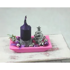 Rechteckige rosa Kunststoffplatte mit hochgebogenen Seiten mit violetter Kerze in weihnachtlicher  Dekoration