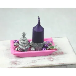 Rechteckige rosa Kunststoffplatte mit hochgebogenen Seiten mit violetter Kerze in weihnachtlicher  Dekoration