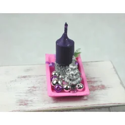 Rechteckige rosa Kunststoffplatte mit hochgebogenen Seiten mit violetter Kerze in weihnachtlicher  Dekoration