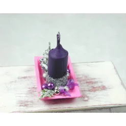 Rechteckige rosa Kunststoffplatte mit hochgebogenen Seiten mit violetter Kerze in weihnachtlicher  Dekoration