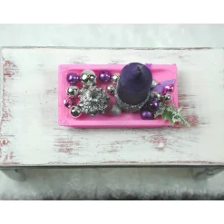 Rechteckige rosa Kunststoffplatte mit hochgebogenen Seiten mit violetter Kerze in weihnachtlicher  Dekoration