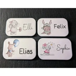 Rechteckiger Namensbutton / Namensmagnet ~ 24 Motive + 7 Schriften zur Auswahl ~ 68x44mm