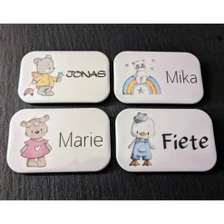 Rechteckiger Namensbutton / Namensmagnet ~ 24 Motive + 7 Schriften zur Auswahl ~ 68x44mm