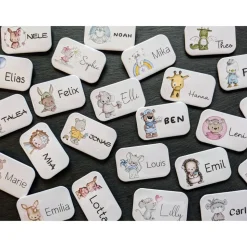 Rechteckiger Namensbutton / Namensmagnet ~ 24 Motive + 7 Schriften zur Auswahl ~ 68x44mm