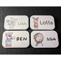 Rechteckiger Namensbutton / Namensmagnet ~ 24 Motive + 7 Schriften zur Auswahl ~ 68x44mm