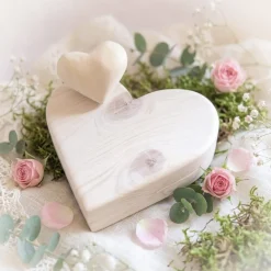 Ringbox aus Holz in Herzform – personalisierbar mit Gravur – schlichte, romantische Alternative zum Ringkissen