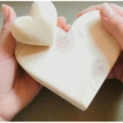 Ringbox aus Holz in Herzform – personalisierbar mit Gravur – schlichte, romantische Alternative zum Ringkissen