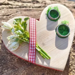 Ringkissen für die Hochzeit aus Holz in Herzform mit Moos für Eheringe romantischer Landhausstil