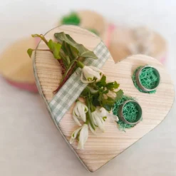 Ringkissen für die Hochzeit aus Holz in Herzform mit Moos für Eheringe romantischer Landhausstil