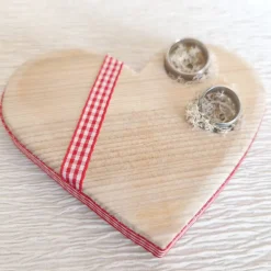 Ringkissen für die Hochzeit aus Holz in Herzform mit Moos für Eheringe romantischer Landhausstil