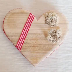 Ringkissen für die Hochzeit aus Holz in Herzform mit Moos für Eheringe romantischer Landhausstil
