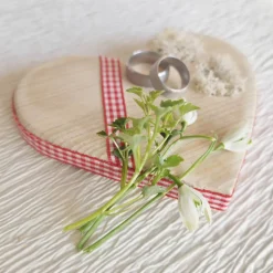 Ringkissen für die Hochzeit aus Holz in Herzform mit Moos für Eheringe romantischer Landhausstil