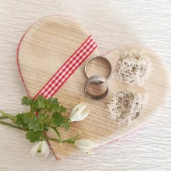 Ringkissen für die Hochzeit aus Holz in Herzform mit Moos für Eheringe romantischer Landhausstil