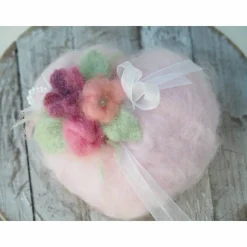 Ringkissen in Herzform aus dem Naturmaterial Wolle als Hochzeitsaccessoires in Handarbeit gefilzt; Produkt #469342