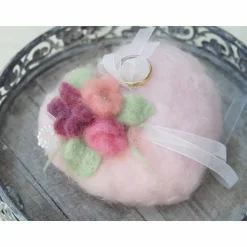 Ringkissen in Herzform aus dem Naturmaterial Wolle als Hochzeitsaccessoires in Handarbeit gefilzt; Produkt #469342