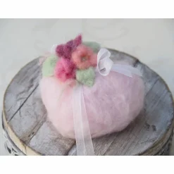 Ringkissen in Herzform aus dem Naturmaterial Wolle als Hochzeitsaccessoires in Handarbeit gefilzt; Produkt #469342