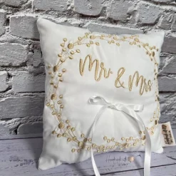 Ringkissen mit Stickerei Mr & Mrs I weißes Ringträgerkissen bestickt I Trägerkissen aus Satin für Eheringe  Kissen Ringe