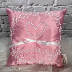 Ringkissen personalisiert in rosa I Ringträgerkissen mit Namen I besticktes Kissen für Ringe zur Hochzeit I Herzkissen