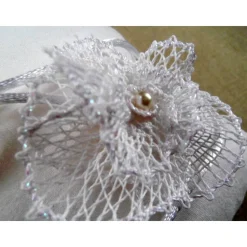 Ringkissen weiß quadratisch mit handgeklöppelter Blüte und Vintagespitze