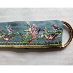 Rockheber aus blaugrauem Baumwollsatin mit goldener Blütenstickerei – Skirtlifter für Rock & Kleid