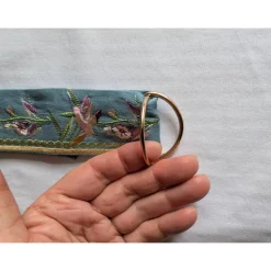 Rockheber aus blaugrauem Baumwollsatin mit goldener Blütenstickerei – Skirtlifter für Rock & Kleid