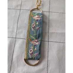 Rockheber aus blaugrauem Baumwollsatin mit goldener Blütenstickerei – Skirtlifter für Rock & Kleid