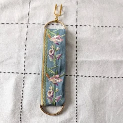 Rockheber aus blaugrauem Baumwollsatin mit goldener Blütenstickerei – Skirtlifter für Rock & Kleid