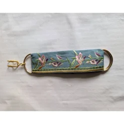 Rockheber aus blaugrauem Baumwollsatin mit goldener Blütenstickerei – Skirtlifter für Rock & Kleid