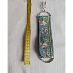 Rockheber aus blaugrauem Baumwollsatin mit silberner Blütenstickerei – Skirtlifter für Rock & Kleid