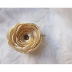 Romantische Satin Haarklammer Creme Beige Stoffblume Braut Haarblüte "Carole" Brautschmuck