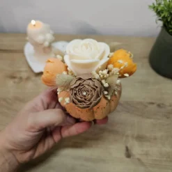 Romantischer Rosen Kerzenblumenstrauß aus Rapswachs im orangen Kürbis Teelichthalter | Vegane Herbstdeko | Ewige Rose