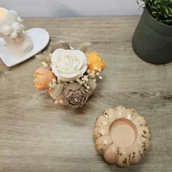 Romantischer Rosen Kerzenblumenstrauß aus Rapswachs im orangen Kürbis Teelichthalter | Vegane Herbstdeko | Ewige Rose