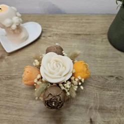 Romantischer Rosen Kerzenblumenstrauß aus Rapswachs im orangen Kürbis Teelichthalter | Vegane Herbstdeko | Ewige Rose