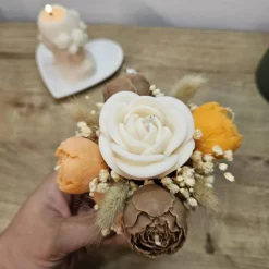 Romantischer Rosen Kerzenblumenstrauß aus Rapswachs im orangen Kürbis Teelichthalter | Vegane Herbstdeko | Ewige Rose