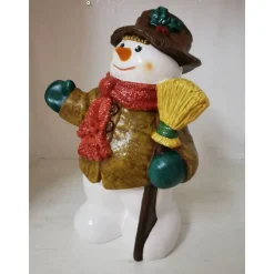 Romantischer Schneemann mit Besen