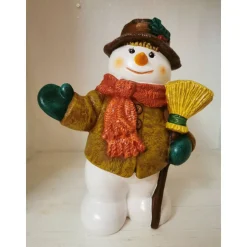 Romantischer Schneemann mit Besen