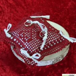 Romantisches gehäkeltes Ringkissen in Bordeaux-Creme mit Herzchen und Satinschleifen - Perfekte Hochzeitsdekoration