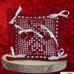 Romantisches gehäkeltes Ringkissen in Bordeaux-Creme mit Herzchen und Satinschleifen - Perfekte Hochzeitsdekoration