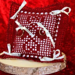 Romantisches gehäkeltes Ringkissen in Bordeaux-Creme mit Herzchen und Satinschleifen - Perfekte Hochzeitsdekoration