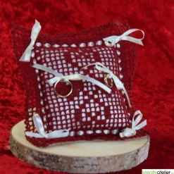 Romantisches gehäkeltes Ringkissen in Bordeaux-Creme mit Herzchen und Satinschleifen - Perfekte Hochzeitsdekoration