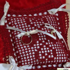 Romantisches gehäkeltes Ringkissen in Bordeaux-Creme mit Herzchen und Satinschleifen - Perfekte Hochzeitsdekoration