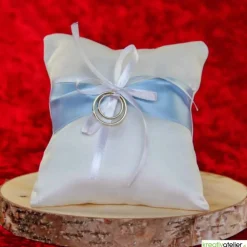Romantisches Ringkissen aus weißem Satin mit stilvollem hellblauem Satinband und hübscher weißer Schleife