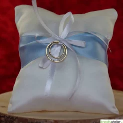 Romantisches Ringkissen aus weißem Satin mit stilvollem hellblauem Satinband und hübscher weißer Schleife