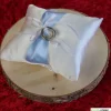 Romantisches Ringkissen aus weißem Satin mit stilvollem hellblauem Satinband und hübscher weißer Schleife