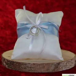 Romantisches Ringkissen aus weißem Satin mit stilvollem hellblauem Satinband und hübscher weißer Schleife