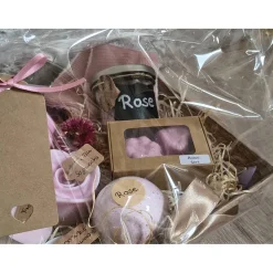 Rose & Freesie Geschenkset – Handgemachte Rosenseife, Badesalz, Badekugel, Kerze, Duftteelicht, Schutzengel Geschenk