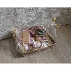 Rose & Freesie Geschenkset – Handgemachte Rosenseife, Badesalz, Badekugel, Kerze, Duftteelicht, Schutzengel Geschenk