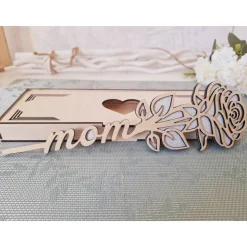Rosenbox aus Holz mit Silberglitzer und "Mom"-Schriftzug – 27x9,5x2,5 cm, inklusive 26 cm langer Holzrose